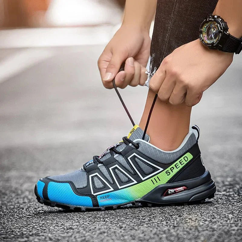 Męskie wodoodporne buty trekkingowe w kolorze niebieskim z antypoślizgową podeszwą, zapewniające komfort i stabilność na różnych terenach.