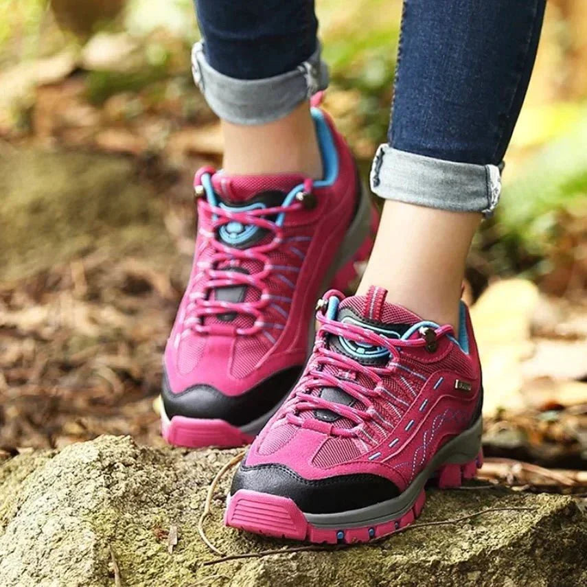 Damskie wodoodporne, wytrzymałe buty trekkingowe, widok z boku, antypoślizgowa podeszwa, komfort i trwałość, elegancki design.