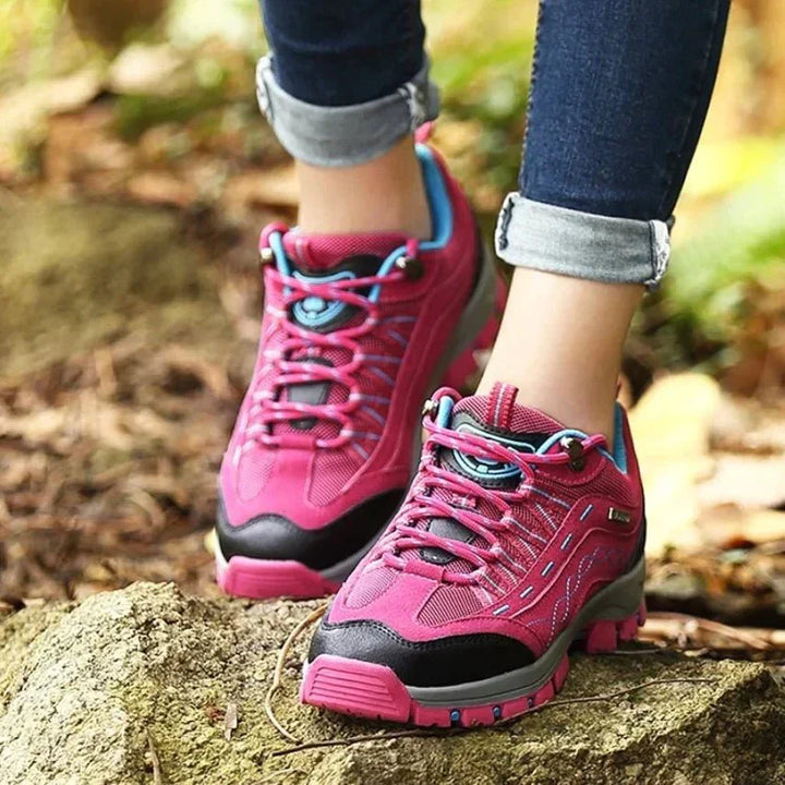 Damskie wodoodporne, wytrzymałe buty trekkingowe, widok z boku, antypoślizgowa podeszwa, komfort i trwałość, elegancki design.