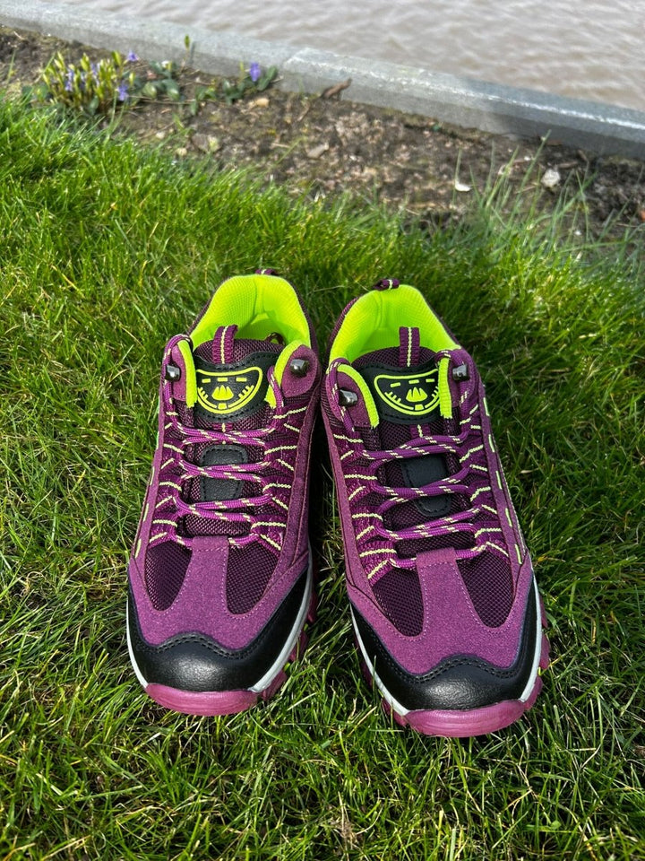 Damskie wodoodporne, wytrzymałe buty trekkingowe, widok z boku, antypoślizgowa podeszwa, komfort i trwałość, elegancki design.