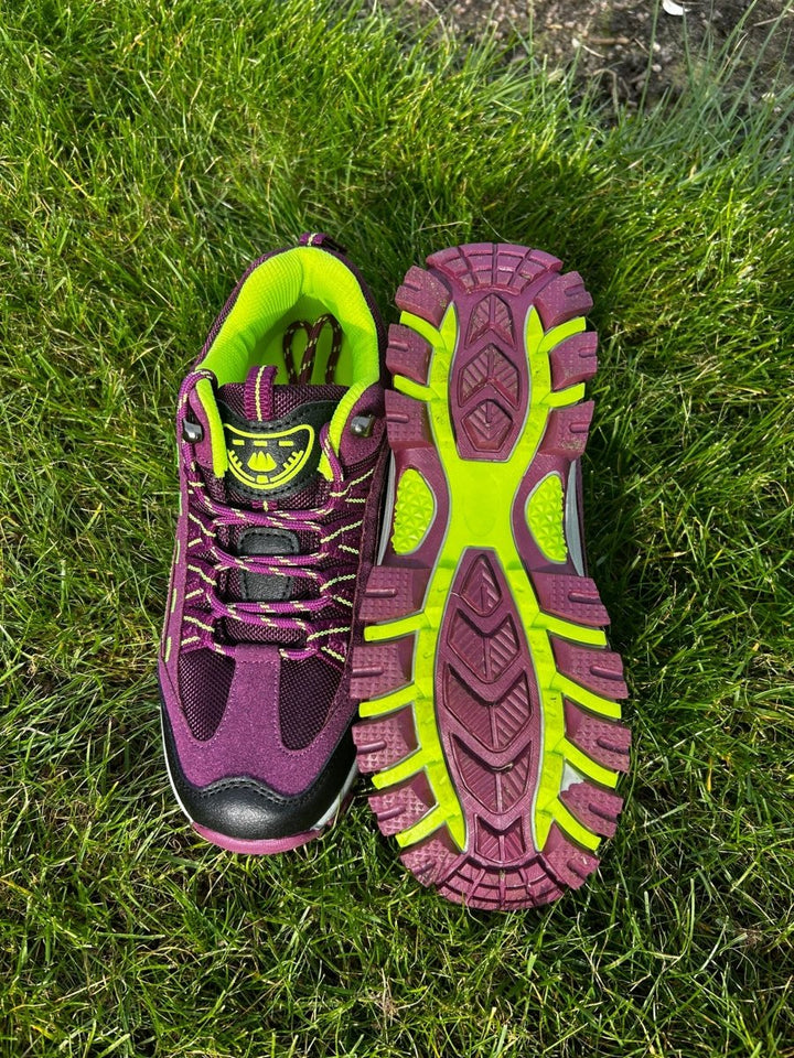Damskie wodoodporne, wytrzymałe buty trekkingowe, widok z boku, antypoślizgowa podeszwa, komfort i trwałość, elegancki design.