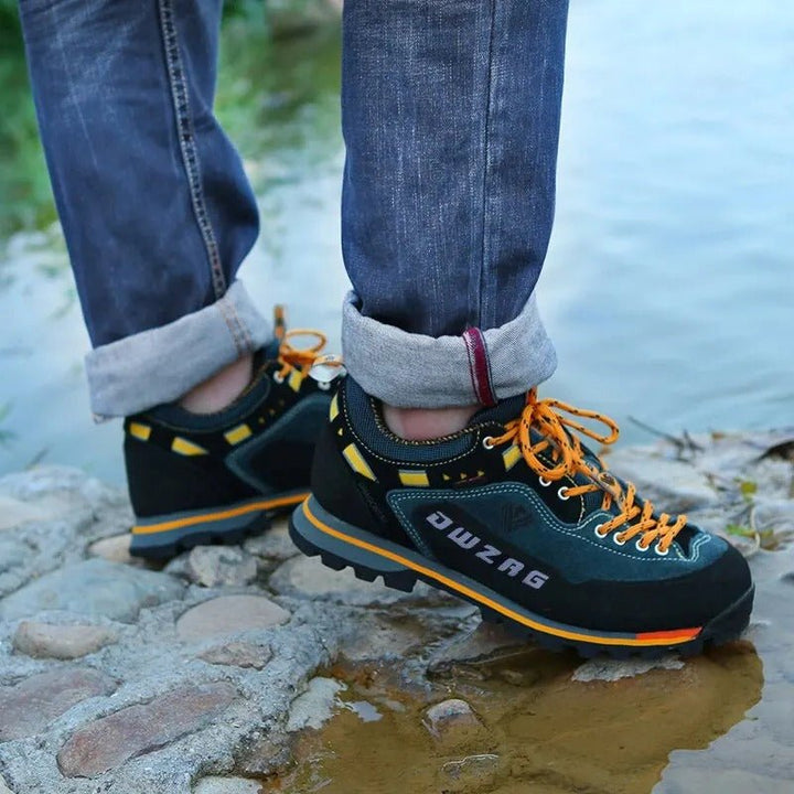 Męskie buty trekkingowe niskie, wodoodporne, z anatomicznym wsparciem, wytrzymałą cholewką i gumową podeszwą.