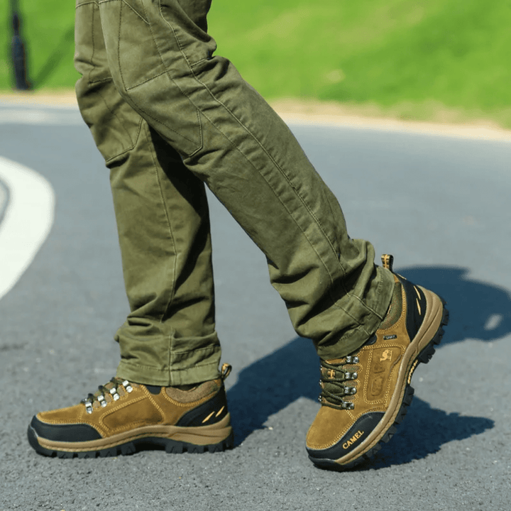 Męskie wodoodporne buty trekkingowe, antypoślizgowa podeszwa, kolor szary, idealne na przygody na świeżym powietrzu.