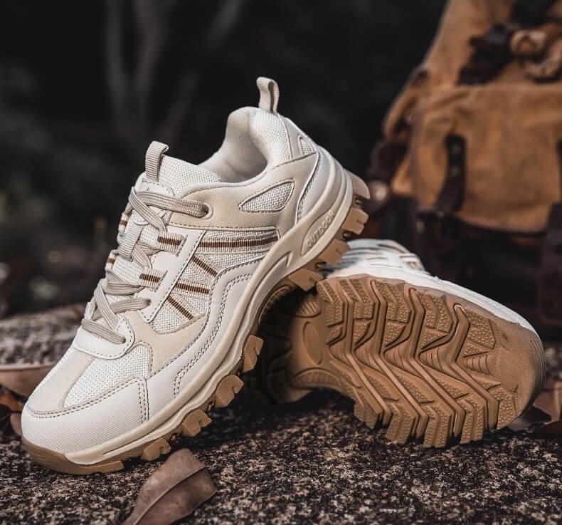 Lekkie buty outdoorowe dla mężczyzn, odpowiednie do długich spacerów i trekkingu.