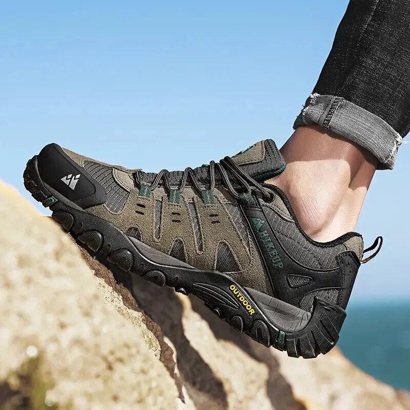 Wytrzymałe męskie buty trekkingowe, antypoślizgowa podeszwa, nowoczesny design, idealne na górskie tereny, wysoki komfort.