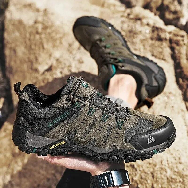 Wytrzymałe męskie buty trekkingowe, antypoślizgowa podeszwa, nowoczesny design, idealne na górskie tereny, wysoki komfort.