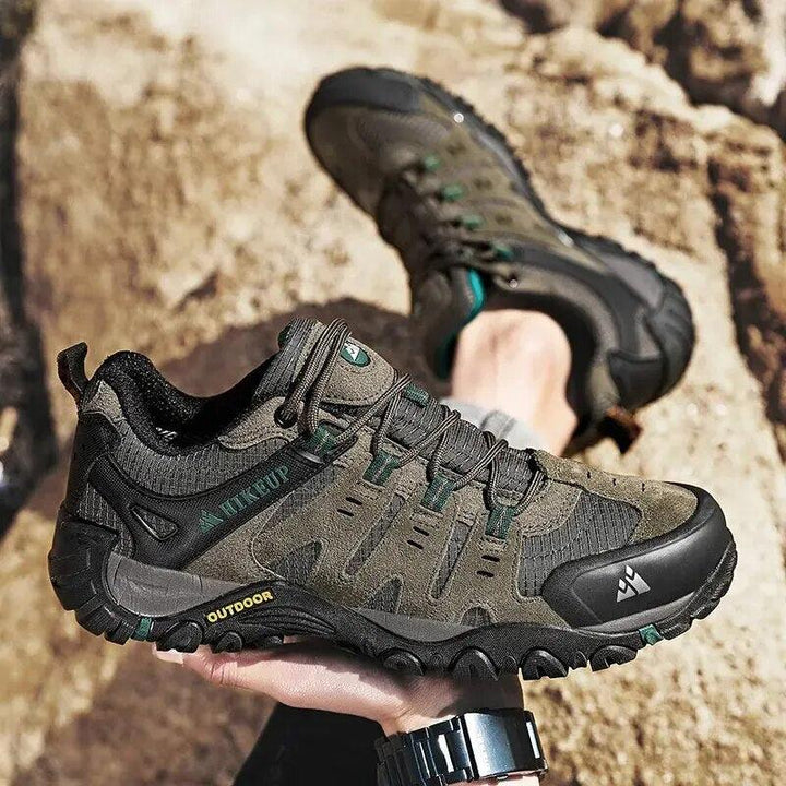 Wytrzymałe męskie buty trekkingowe, antypoślizgowa podeszwa, nowoczesny design, idealne na górskie tereny, wysoki komfort.