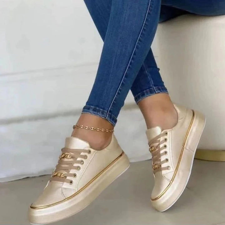 Białe damskie buty sportowe Nina, nowoczesny design, elegancja i komfort, idealne do miejskiego i aktywnego stylu.