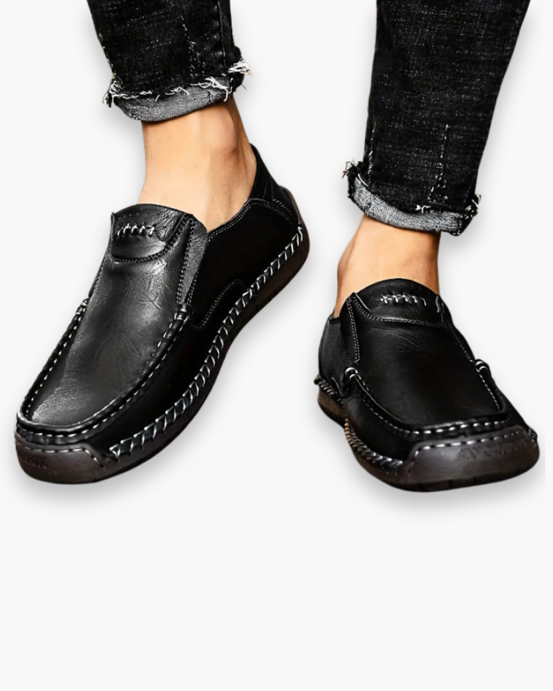 Eleganckie męskie buty casualowe, widok z boku, starannie wykończone, nienaganne detale, komfort i szykowny styl