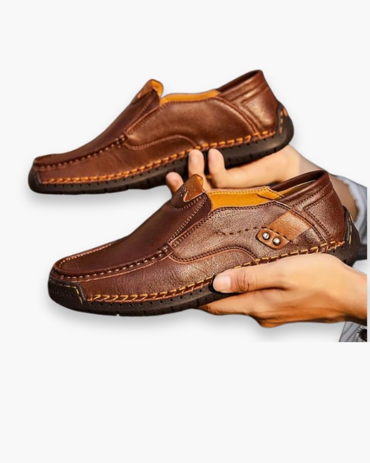 Eleganckie męskie buty casualowe, widok z boku, starannie wykończone, nienaganne detale, komfort i szykowny styl