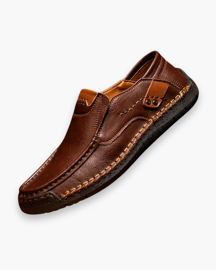 Eleganckie męskie buty casualowe, widok z boku, starannie wykończone, nienaganne detale, komfort i szykowny styl