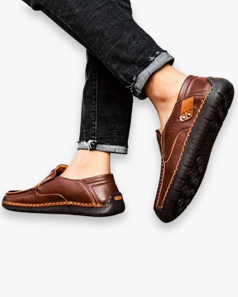 Eleganckie męskie buty casualowe, widok z boku, starannie wykończone, nienaganne detale, komfort i szykowny styl