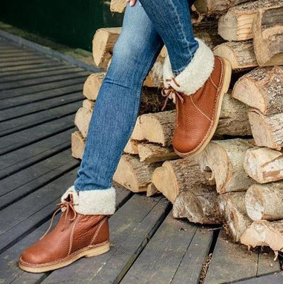 Damskie wodoodporne buty zimowe z podszewką wełnianą, elegancki design, antypoślizgowa podeszwa, ciemny kolor.