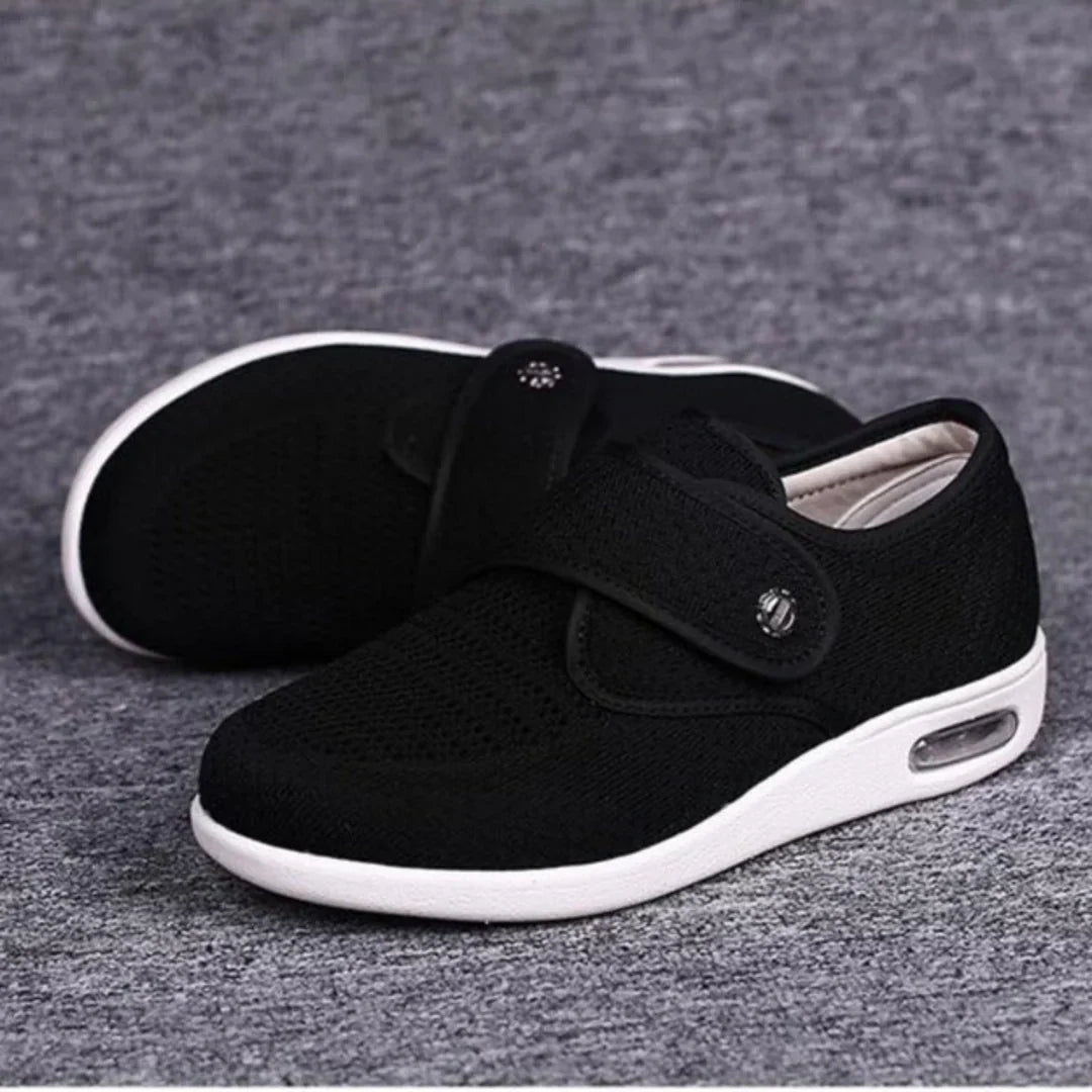 Eleganckie buty dla diabetyków Anika w kolorze czarnym z szerokim przodem i miękką wkładką.