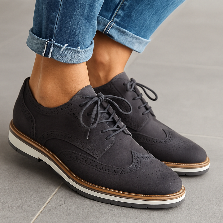 Damskie eleganckie buty skórzane ze sznurowadłami, nowoczesny i zgrabny design, idealne na formalne okazje.