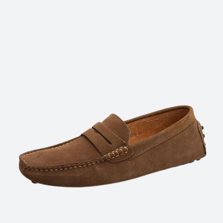 Eleganckie buty skórzane męskie w kolorze khaki, na białym tle.