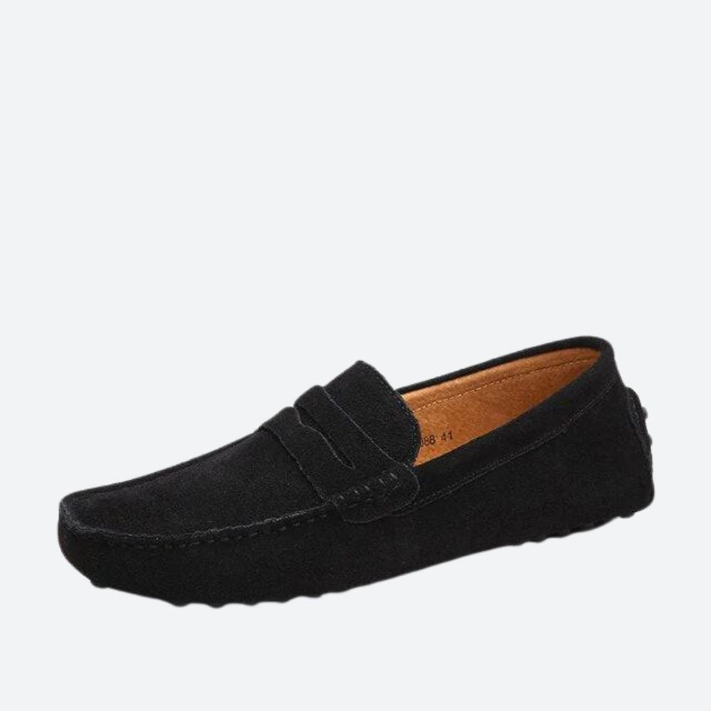 Czarne eleganckie buty skórzane męskie, zbliżenie na szczegóły.