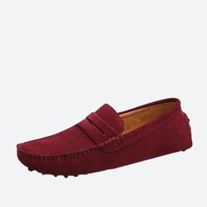 Czerwone wino eleganckie buty skórzane męskie, widok z góry.
