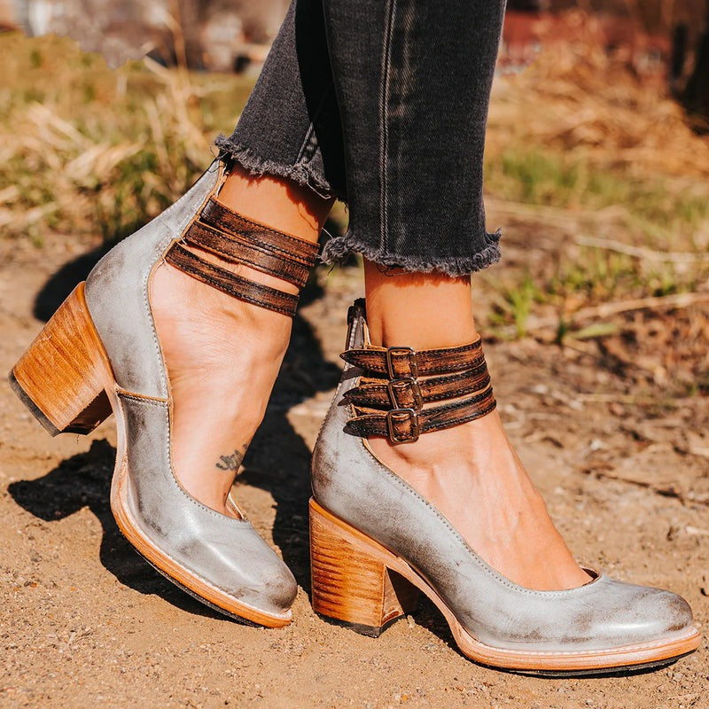 "Chaussures femme à talons élégantes, vue de côté, cuir noir lisse, confortables avec design moderne et intemporel."