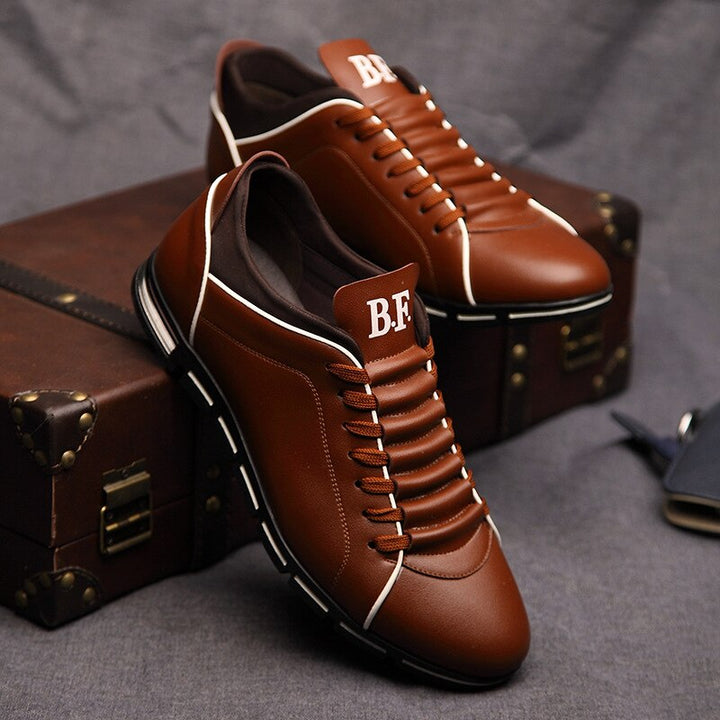 Męskie buty wizytowe ze skóry naturalnej, eleganckie i klasyczne, ze sznurowadłami i wygodną podeszwą.