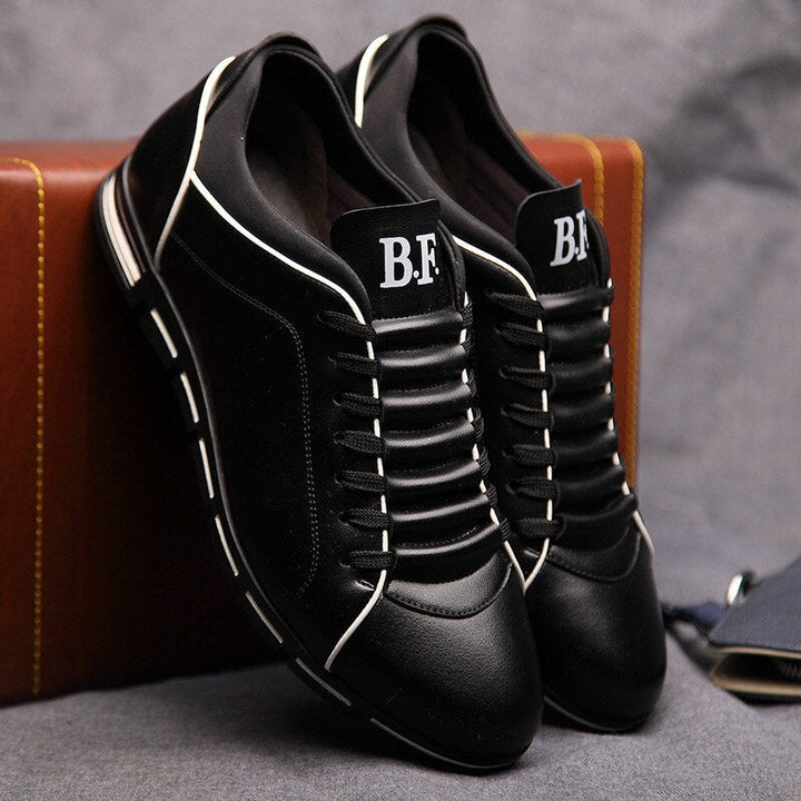 Męskie buty wizytowe ze skóry naturalnej, eleganckie i klasyczne, ze sznurowadłami i wygodną podeszwą.