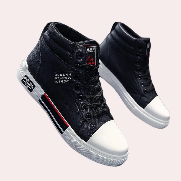 Męskie czarne skórzane buty z eleganckimi detalami, wygodną podeszwą i nowoczesnym designem, idealne na każdą okazję.