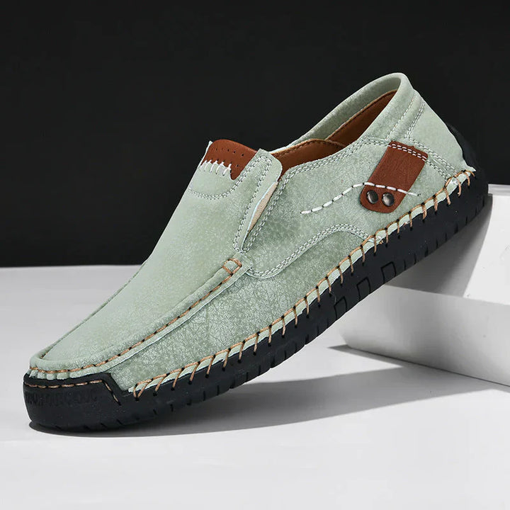 Eleganckie męskie buty w kolorze brązowym, wykonane ze skóry, z antypoślizgową podeszwą, idealne na różne okazje.