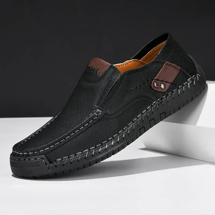 Eleganckie męskie buty w kolorze brązowym, wykonane ze skóry, z antypoślizgową podeszwą, idealne na różne okazje.