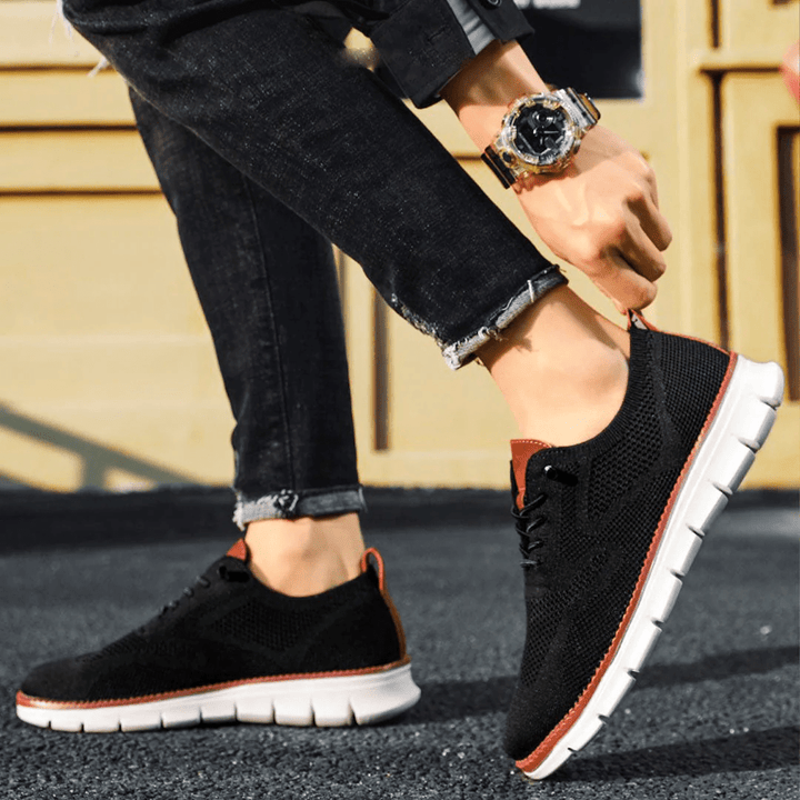 Wegańskie skórzane buty męskie w kolorze karmelowym z eleganckim designem i wygodną podeszwą, idealne do nowoczesnego stylu.