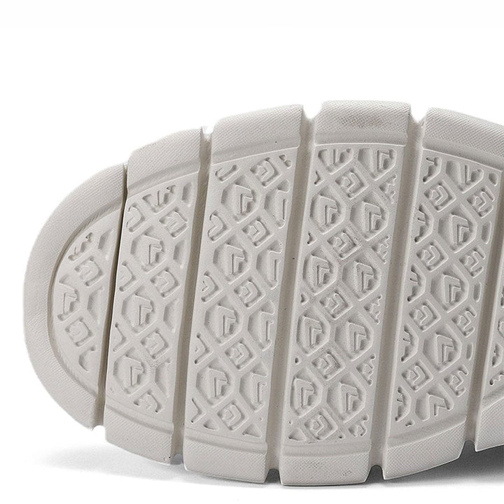 Wegańskie skórzane buty męskie w kolorze karmelowym z eleganckim designem i wygodną podeszwą, idealne do nowoczesnego stylu.