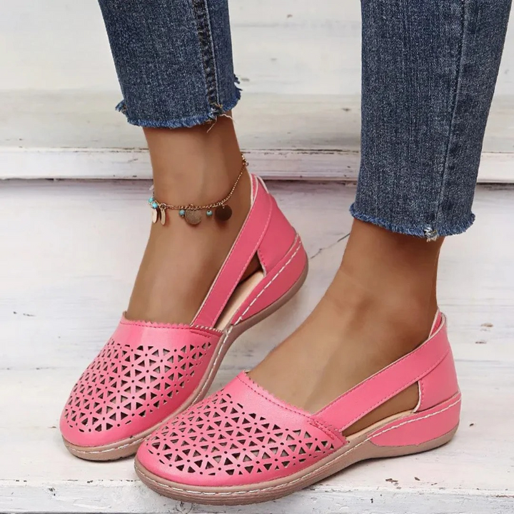 Komfortowe damskie buty ortopedyczne w jasnym kolorze, elegancki design, oddychające materiały, doskonałe wsparcie.