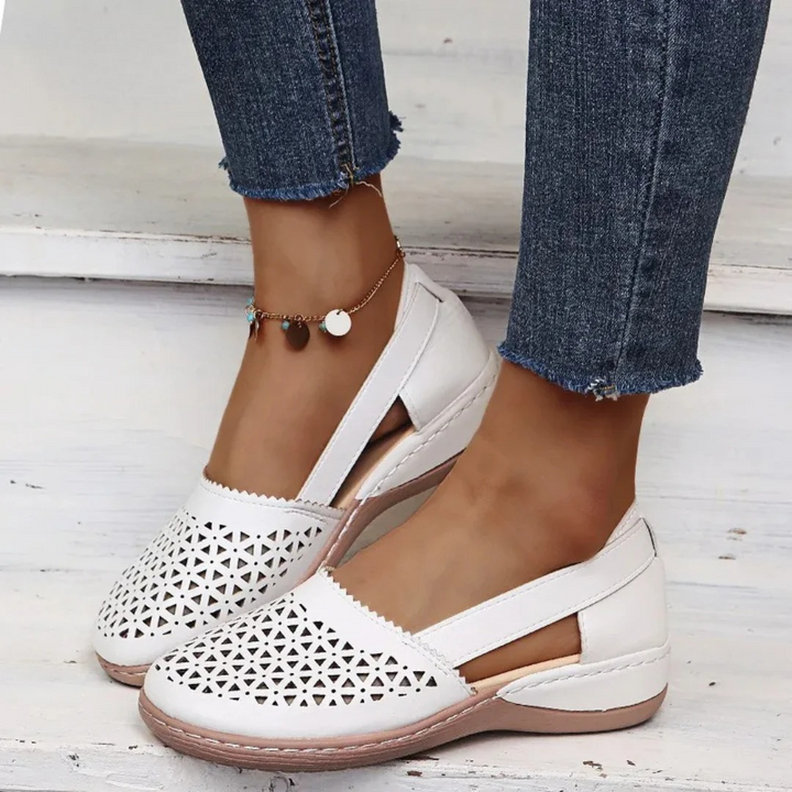 Komfortowe damskie buty ortopedyczne w jasnym kolorze, elegancki design, oddychające materiały, doskonałe wsparcie.