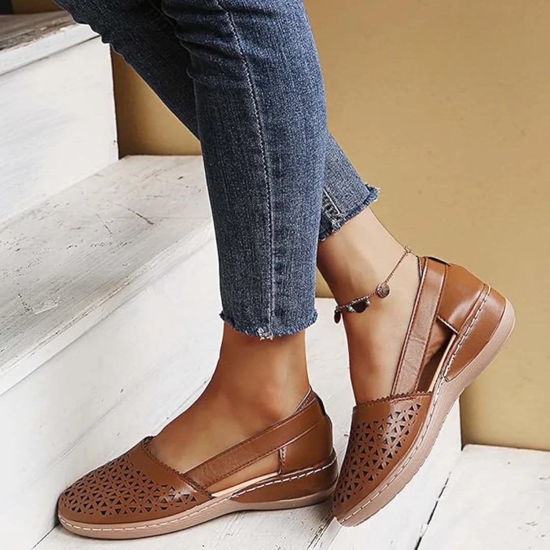 Komfortowe damskie buty ortopedyczne w jasnym kolorze, elegancki design, oddychające materiały, doskonałe wsparcie.