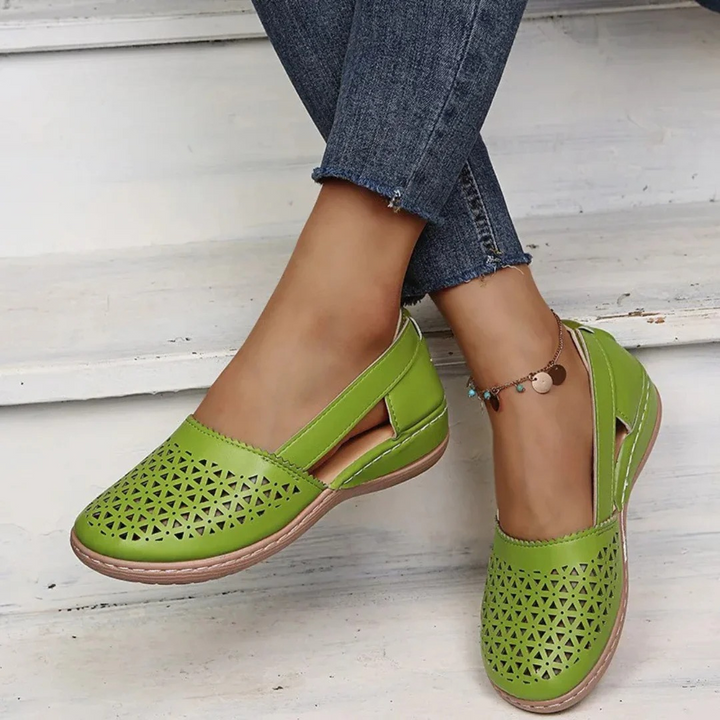 Komfortowe damskie buty ortopedyczne w jasnym kolorze, elegancki design, oddychające materiały, doskonałe wsparcie.