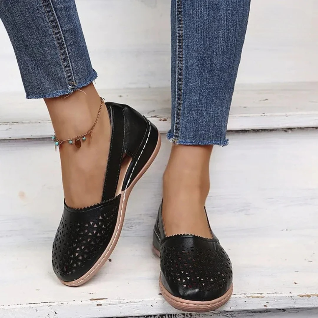 Komfortowe damskie buty ortopedyczne w jasnym kolorze, elegancki design, oddychające materiały, doskonałe wsparcie.