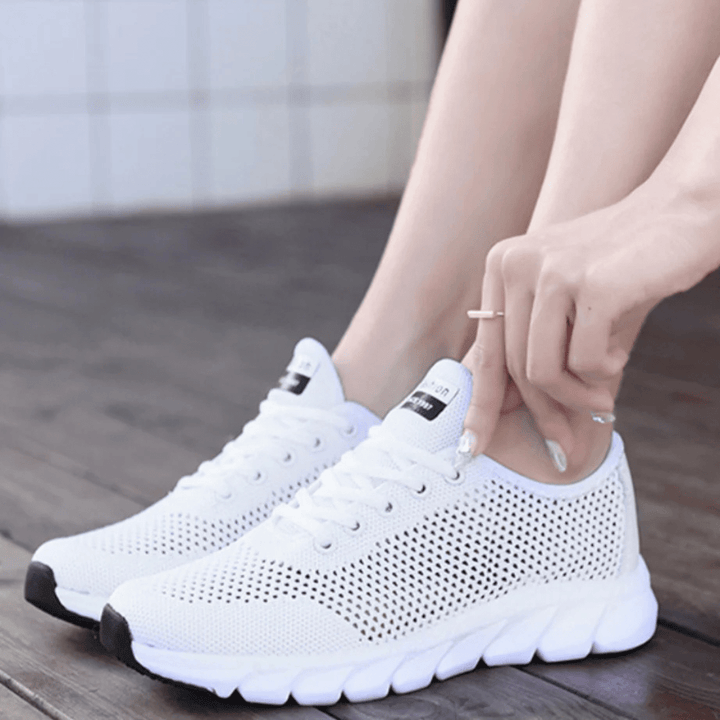 Nowoczesne, oddychające, eleganckie buty ortopedyczne dla kobiet, widok z przodu, dostępne w kolorach białym, czarnym i różowym, zapewniające komfort i styl.