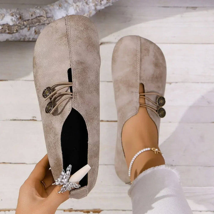 Ortopedyczne buty damskie, elastyczny design, wsparcie i komfort, oddychająca cholewka, elegancki neutralny kolor.