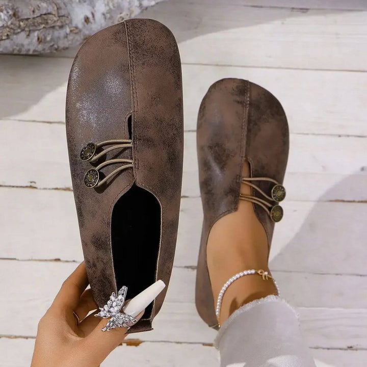 Ortopedyczne buty damskie, elastyczny design, wsparcie i komfort, oddychająca cholewka, elegancki neutralny kolor.