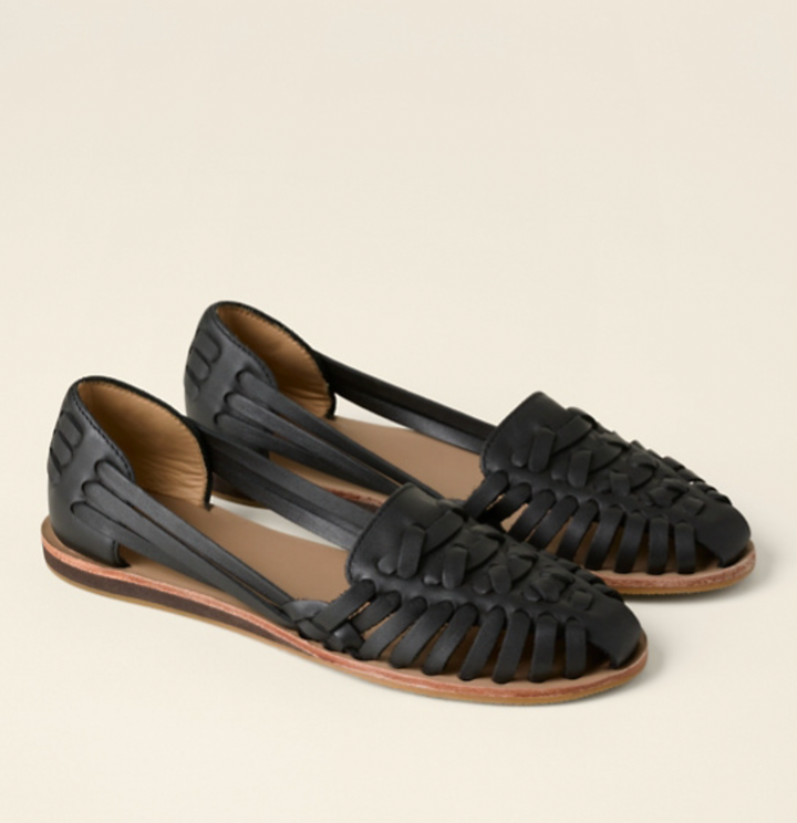 Otwarte, eleganckie płaskie buty damskie, przewiewny i szykowny design, kolor beżowy, komfort i trwałość idealne na lato.