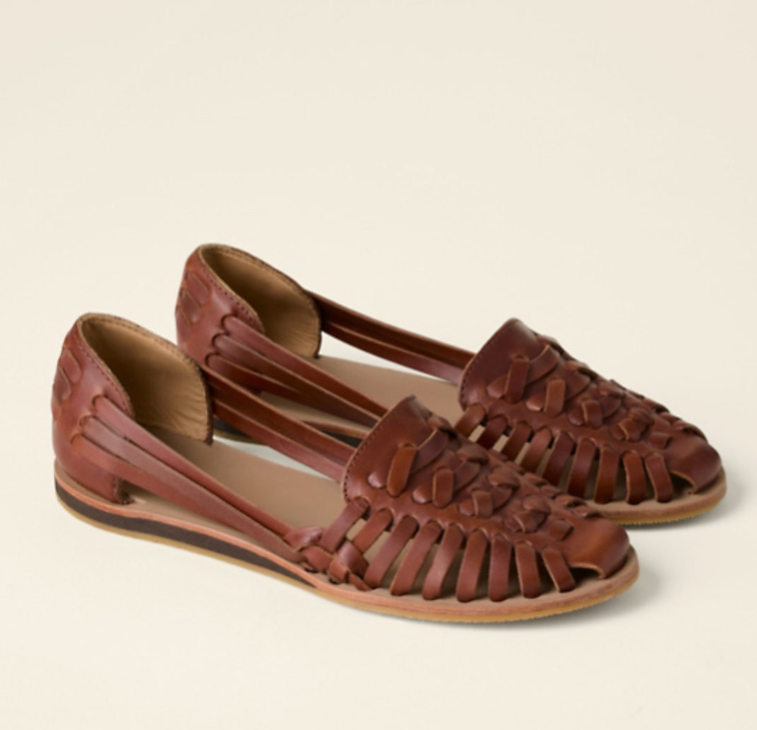 Otwarte, eleganckie płaskie buty damskie, przewiewny i szykowny design, kolor beżowy, komfort i trwałość idealne na lato.