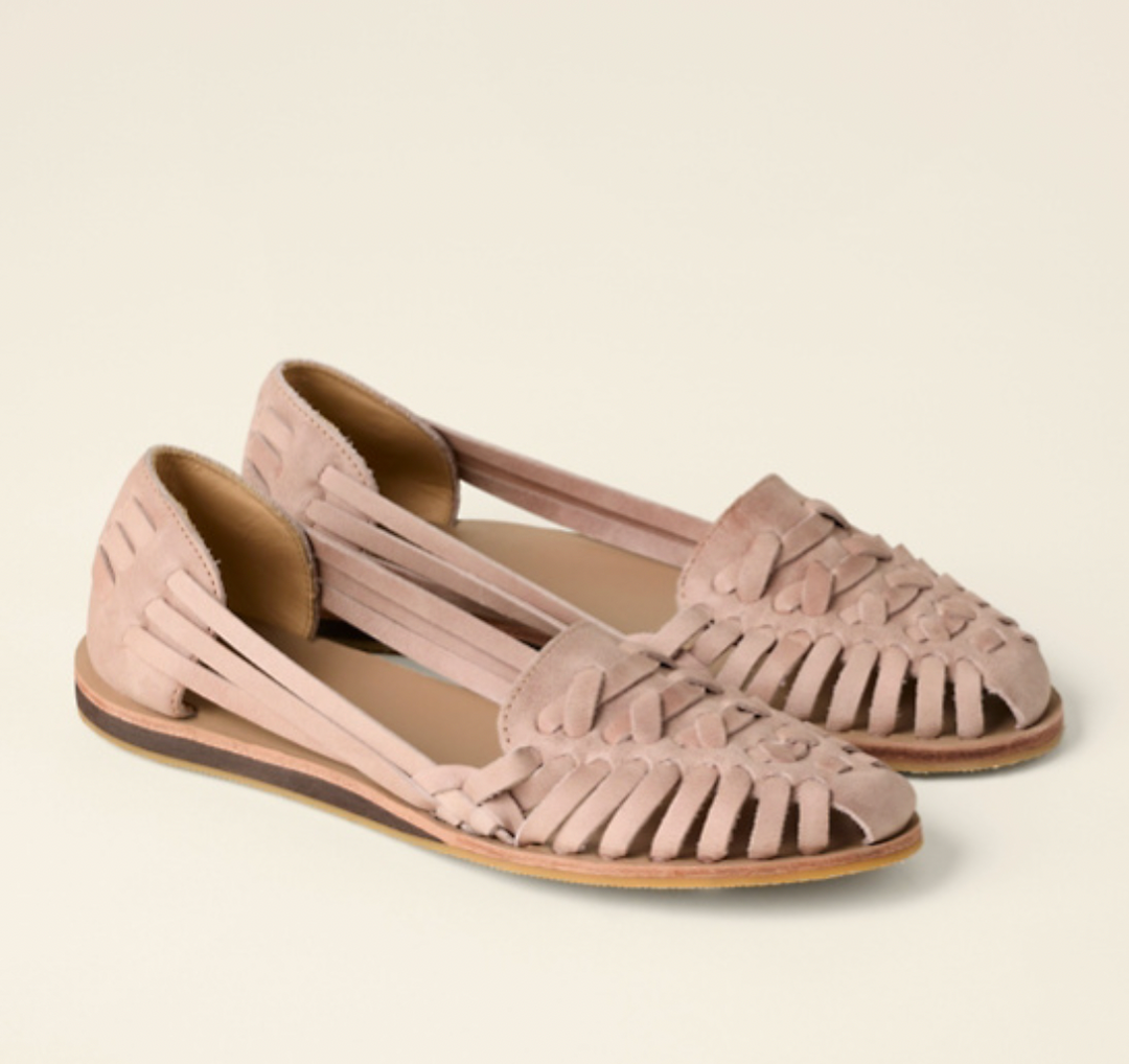 Otwarte, eleganckie płaskie buty damskie, przewiewny i szykowny design, kolor beżowy, komfort i trwałość idealne na lato.