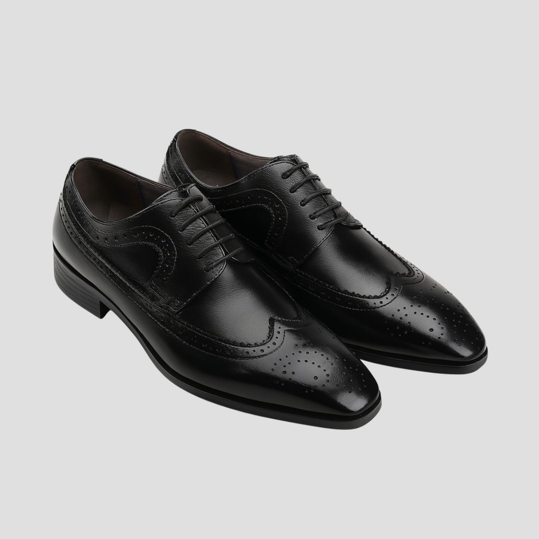 Klasyczne męskie czarne skórzane oksfordy sznurowane, z eleganckimi detalami brogue i błyszczącym wykończeniem.