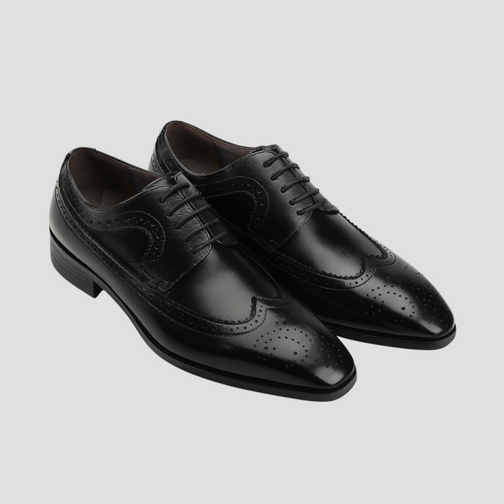Klasyczne męskie czarne skórzane oksfordy sznurowane, z eleganckimi detalami brogue i błyszczącym wykończeniem.