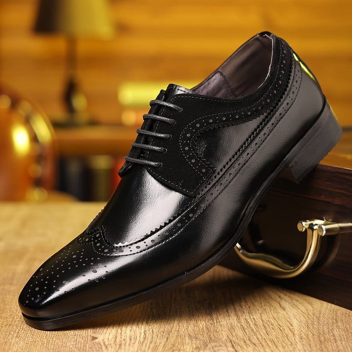 Klasyczne męskie czarne skórzane oksfordy sznurowane, z eleganckimi detalami brogue i błyszczącym wykończeniem.