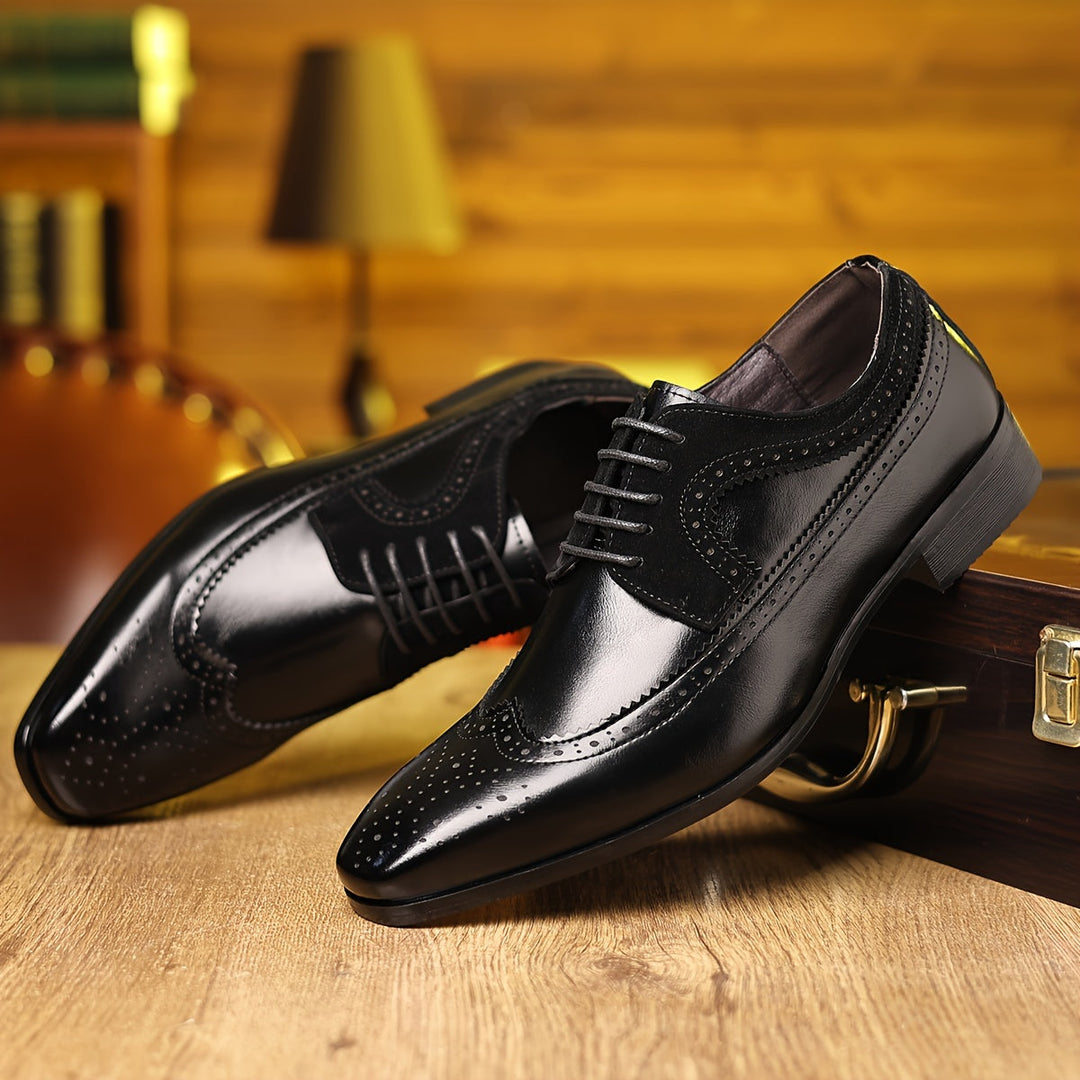 Klasyczne męskie czarne skórzane oksfordy sznurowane, z eleganckimi detalami brogue i błyszczącym wykończeniem.