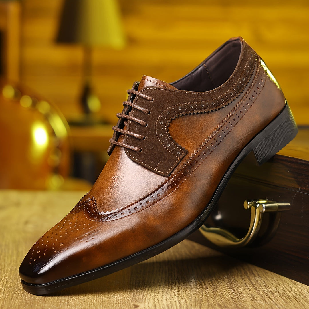 Klasyczne męskie czarne skórzane oksfordy sznurowane, z eleganckimi detalami brogue i błyszczącym wykończeniem.