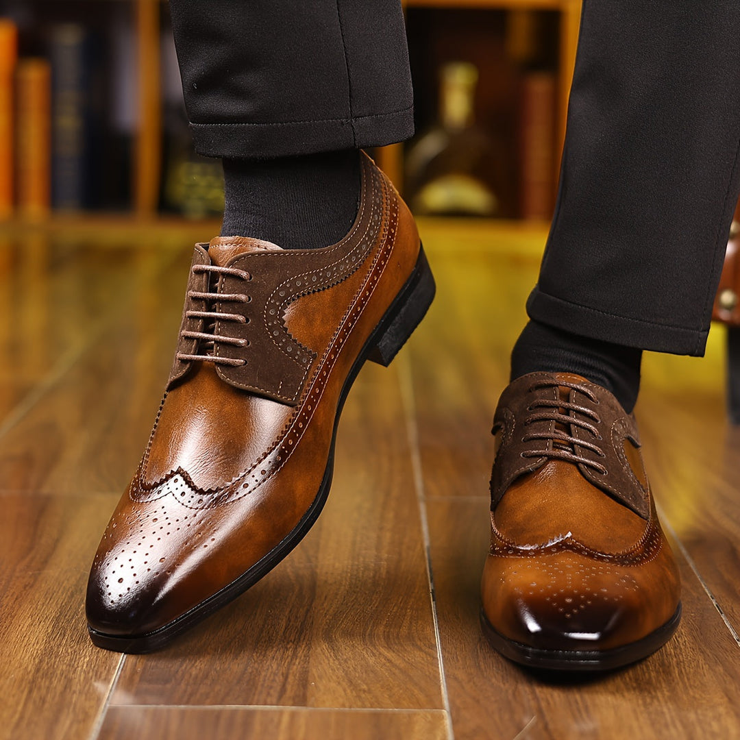 Klasyczne męskie czarne skórzane oksfordy sznurowane, z eleganckimi detalami brogue i błyszczącym wykończeniem.