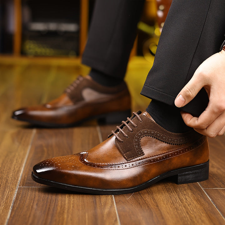 Klasyczne męskie czarne skórzane oksfordy sznurowane, z eleganckimi detalami brogue i błyszczącym wykończeniem.