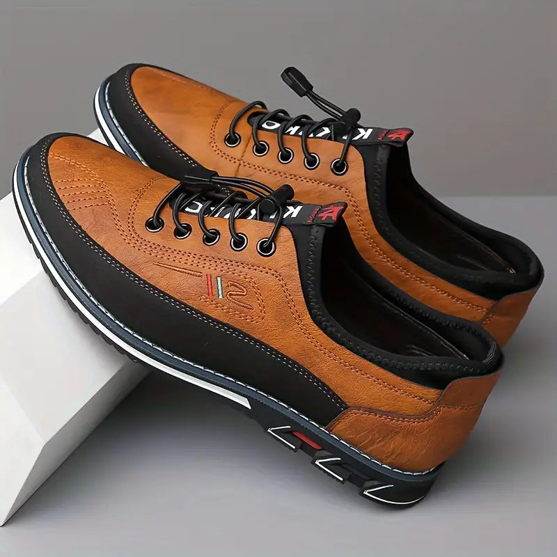 Karmelowe męskie buty Oxford, nowoczesny design, okrągły nosek, sznurowane. Eleganckie i wygodne na formalne okazje.