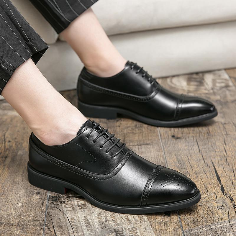 Męskie buty Oxford ze skóry licowej, eleganckie i klasyczne, w kolorze czarnym, z precyzyjnymi detalami brogue.